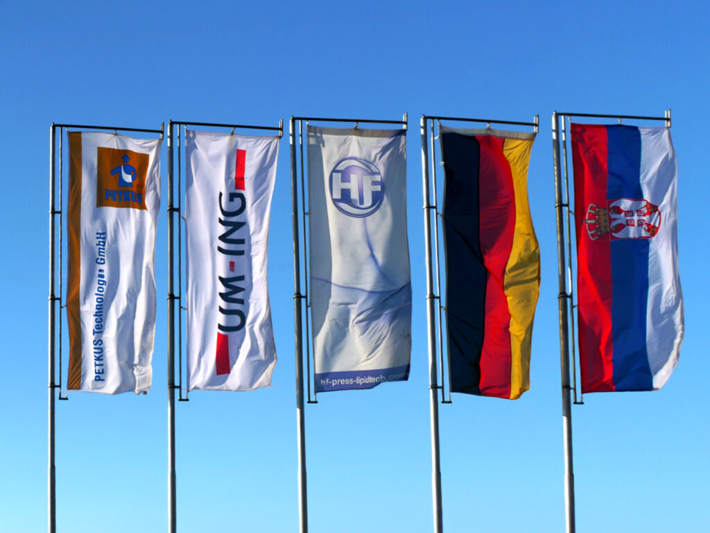 UM-ING zastave na jarbolima